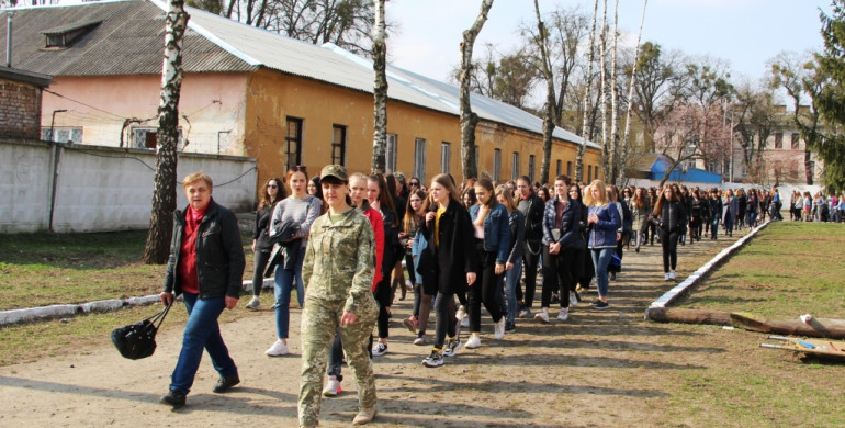 Рівненські військові вчили школярів тактичній медицині